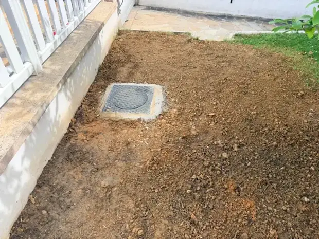 Regard de visite fini dans un jardin