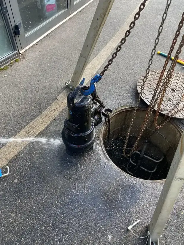 Pose de pompe de relevage sur chantier